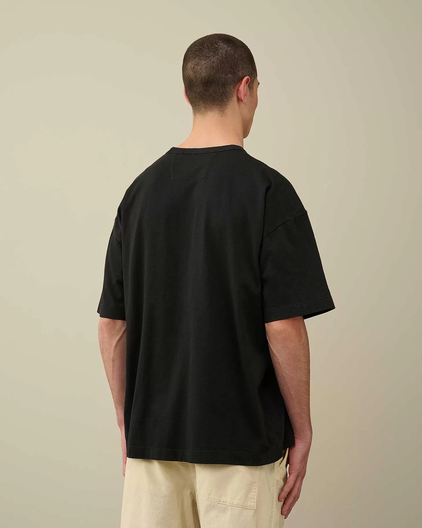 201_jersey_boxy_logo_tshirt_3-5.webp Homme C.P. Company T-Shirts Et Polos^20/1 Jersey Boxy Logo T-Shirt