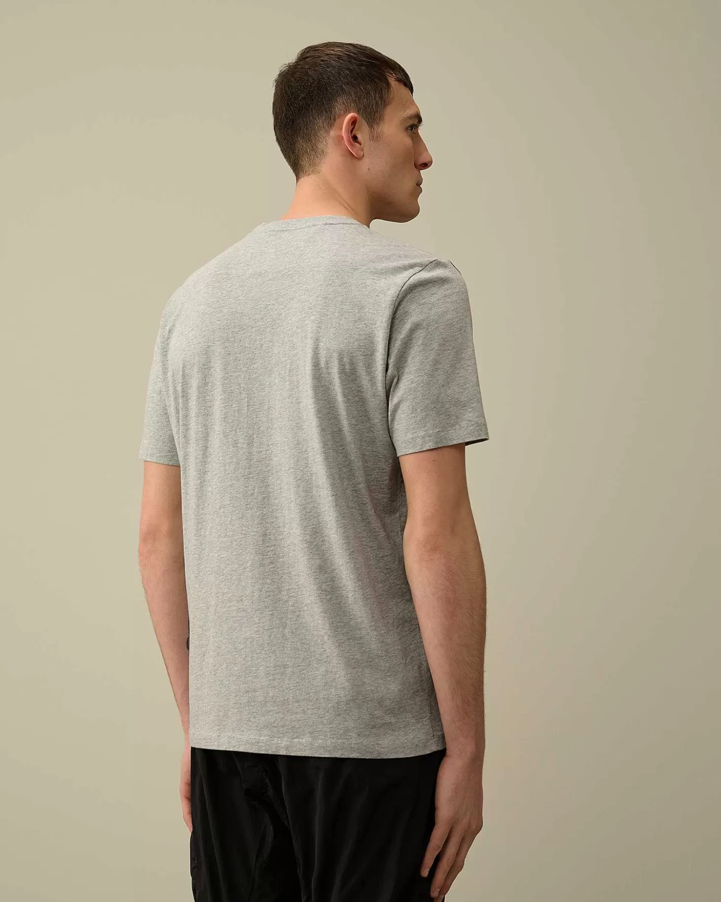 301_jersey_label_style_logo_tshirt_3-4.webp Homme C.P. Company T-Shirts Et Polos^30/1 Jersey Label Style Logo T-Shirt