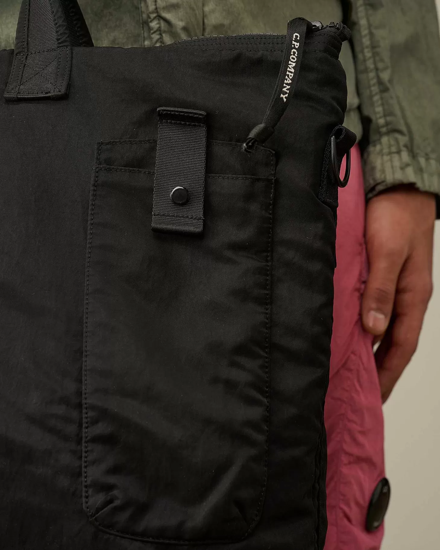 nylon_b_tote_bag_4-2.webp Homme C.P. Company Sacs À Dos Et Sacs Banane^Nylon B Tote Bag