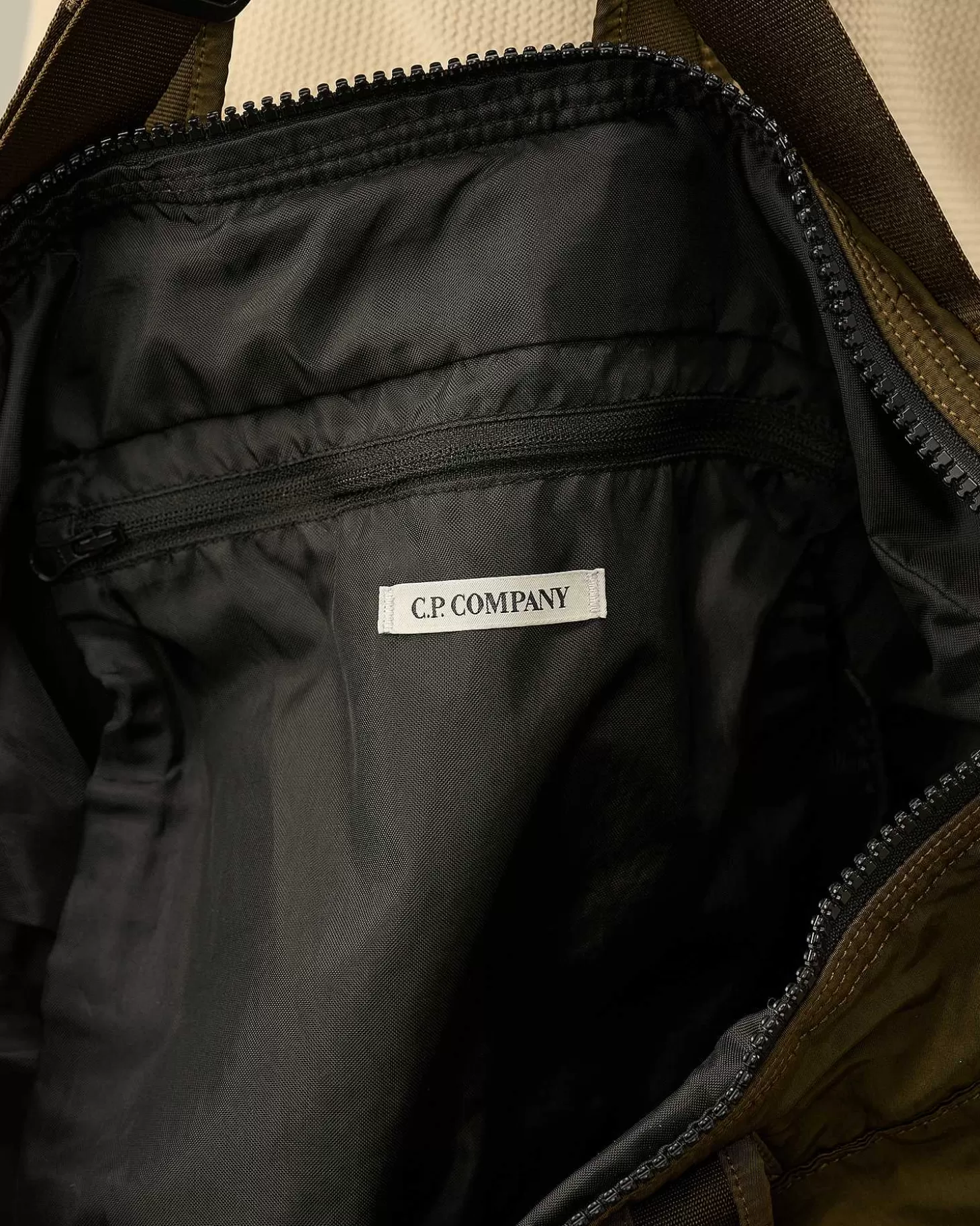 nylon_b_tote_bag_4-3.webp Homme C.P. Company Sacs À Dos Et Sacs Banane^Nylon B Tote Bag