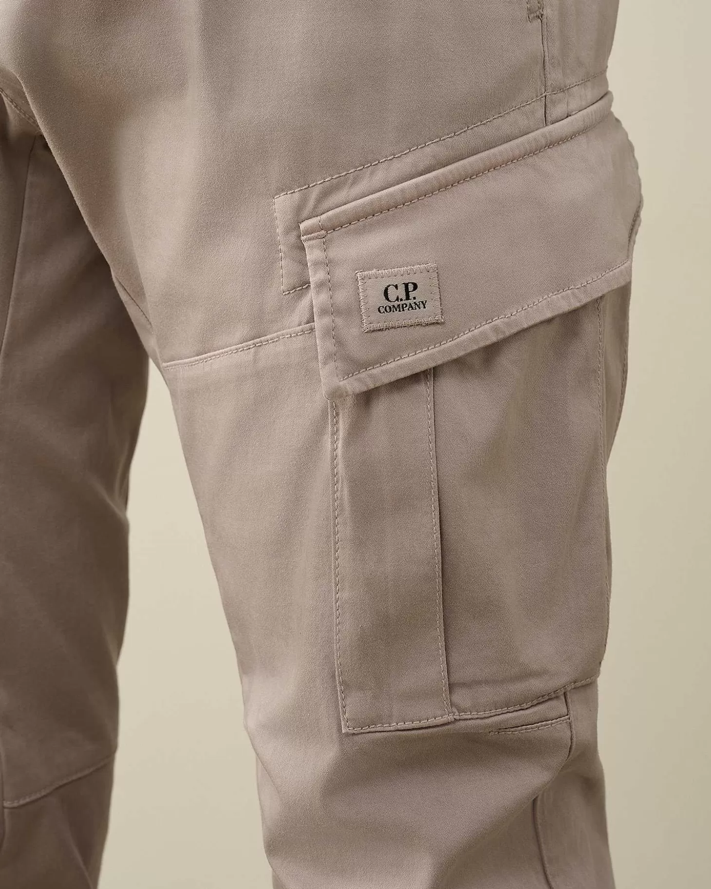 stretch_sateen_ergonomic_logo_cargo_pants_4-4.webp Homme C.P. Company Pantalons^Stretch Sateen Ergonomic Logo Cargo Pants